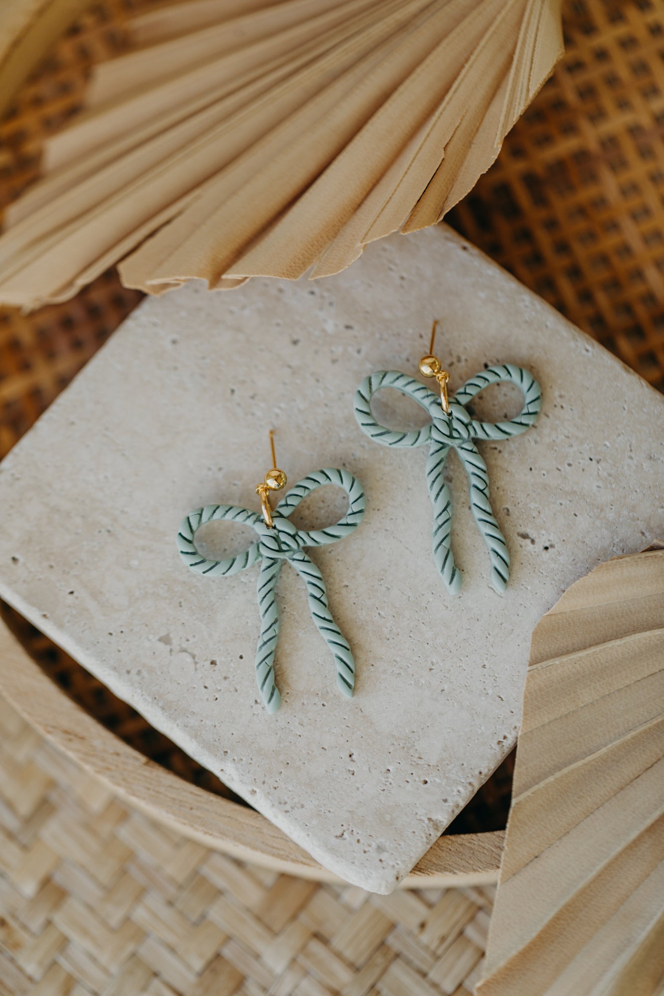 SERAPHINA - große Schleifen Ohrringe Kordelmuster in salbeigrün