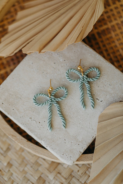 SERAPHINA - große Schleifen Ohrringe Kordelmuster in salbeigrün