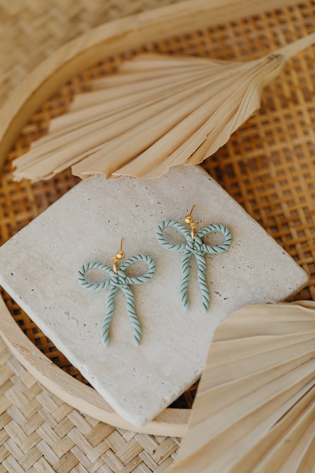 SERAPHINA - große Schleifen Ohrringe Kordelmuster in salbeigrün