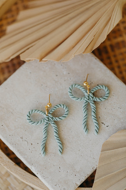 SERAPHINA - große Schleifen Ohrringe Kordelmuster in salbeigrün