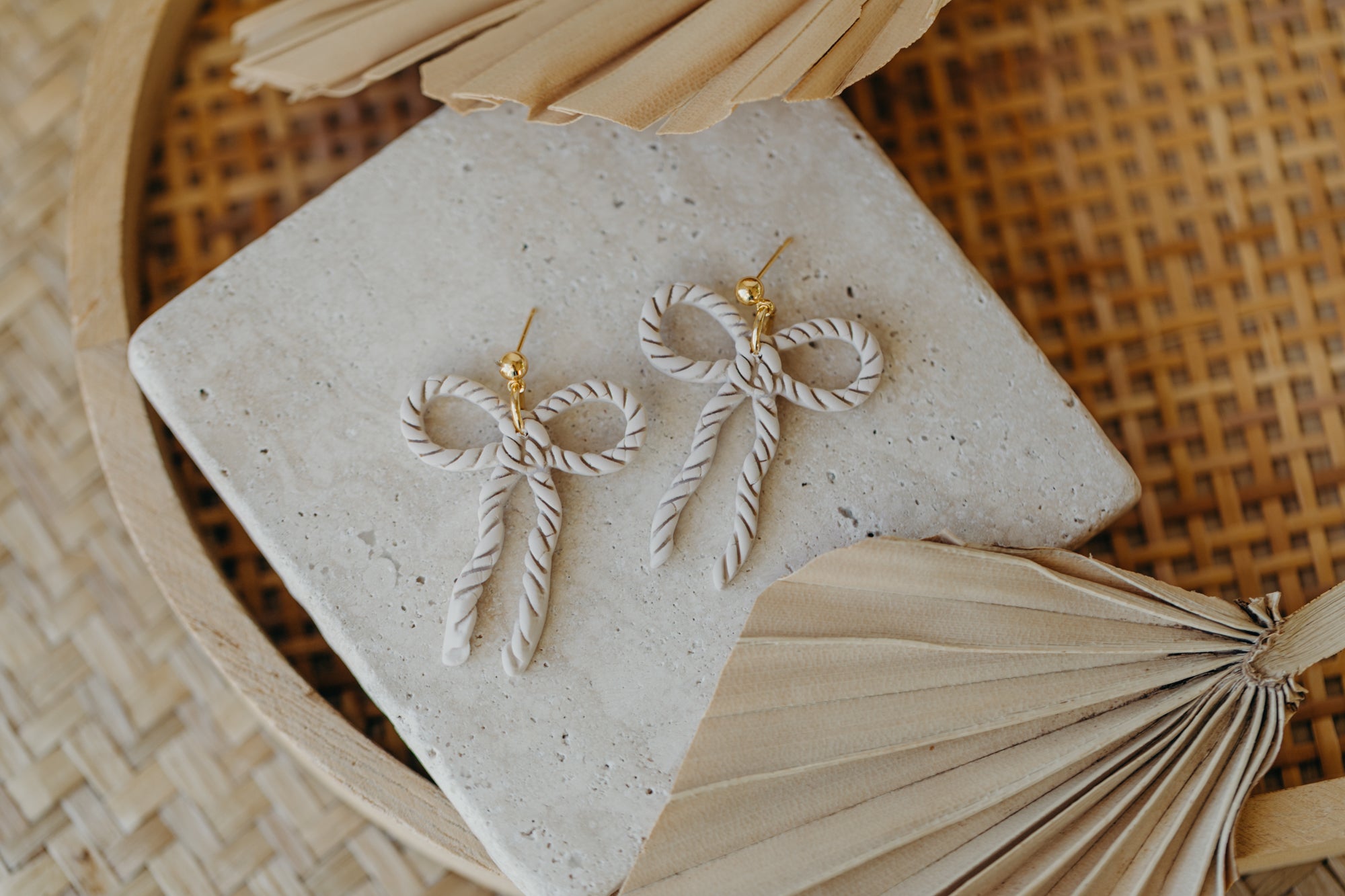 SERAPHINA - große Schleifen Ohrringe Kordelmuster in vanille