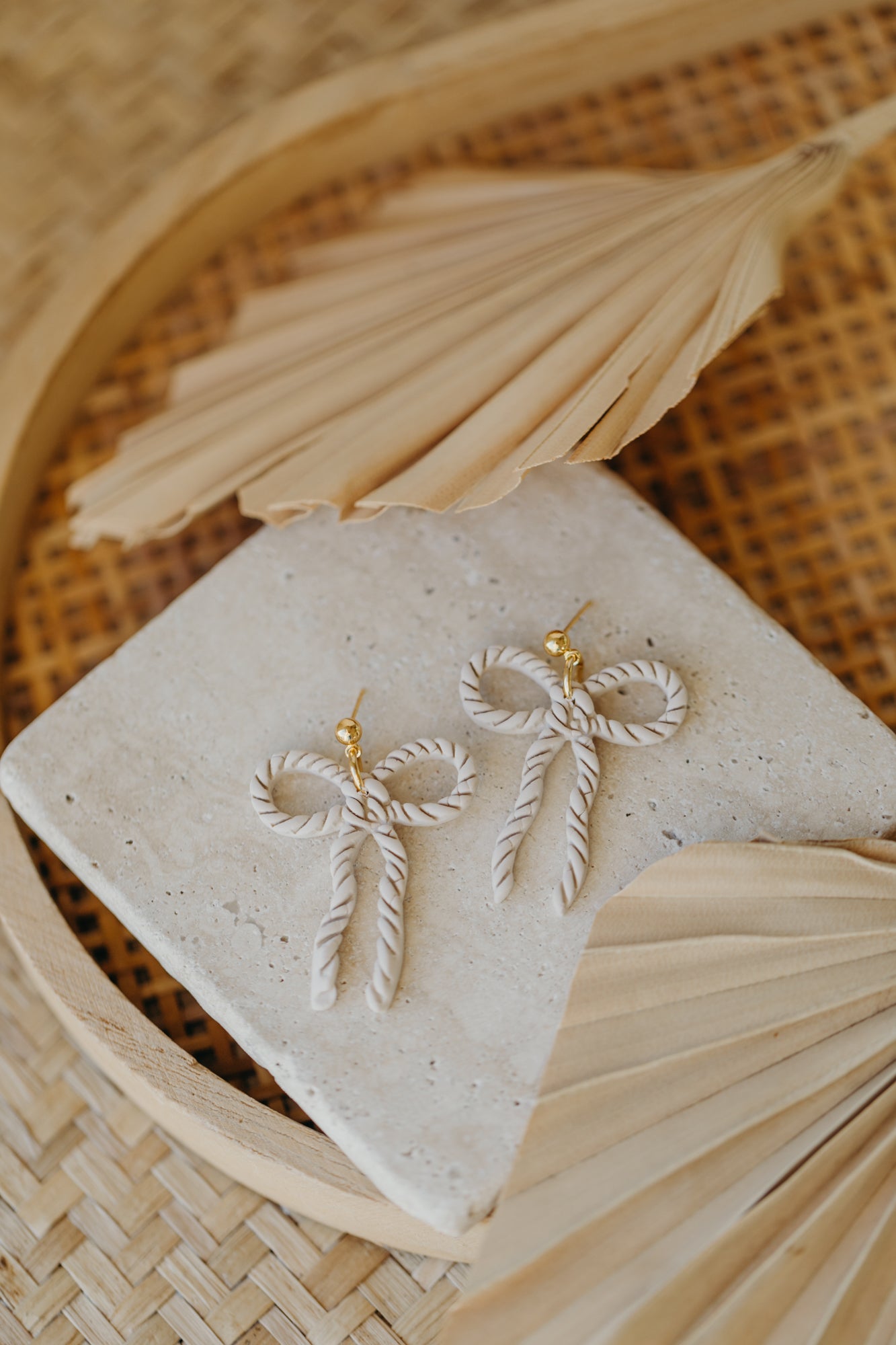 SERAPHINA - große Schleifen Ohrringe Kordelmuster in vanille