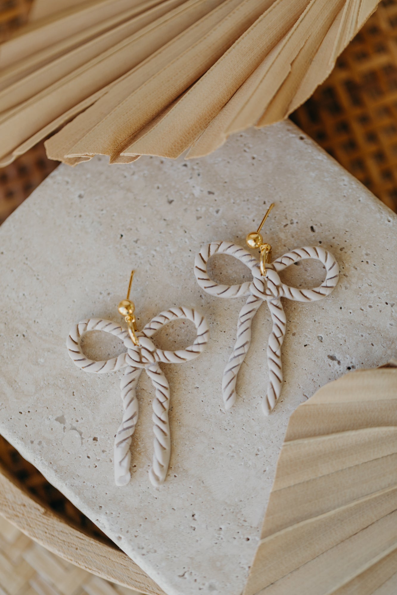 SERAPHINA - große Schleifen Ohrringe Kordelmuster in vanille