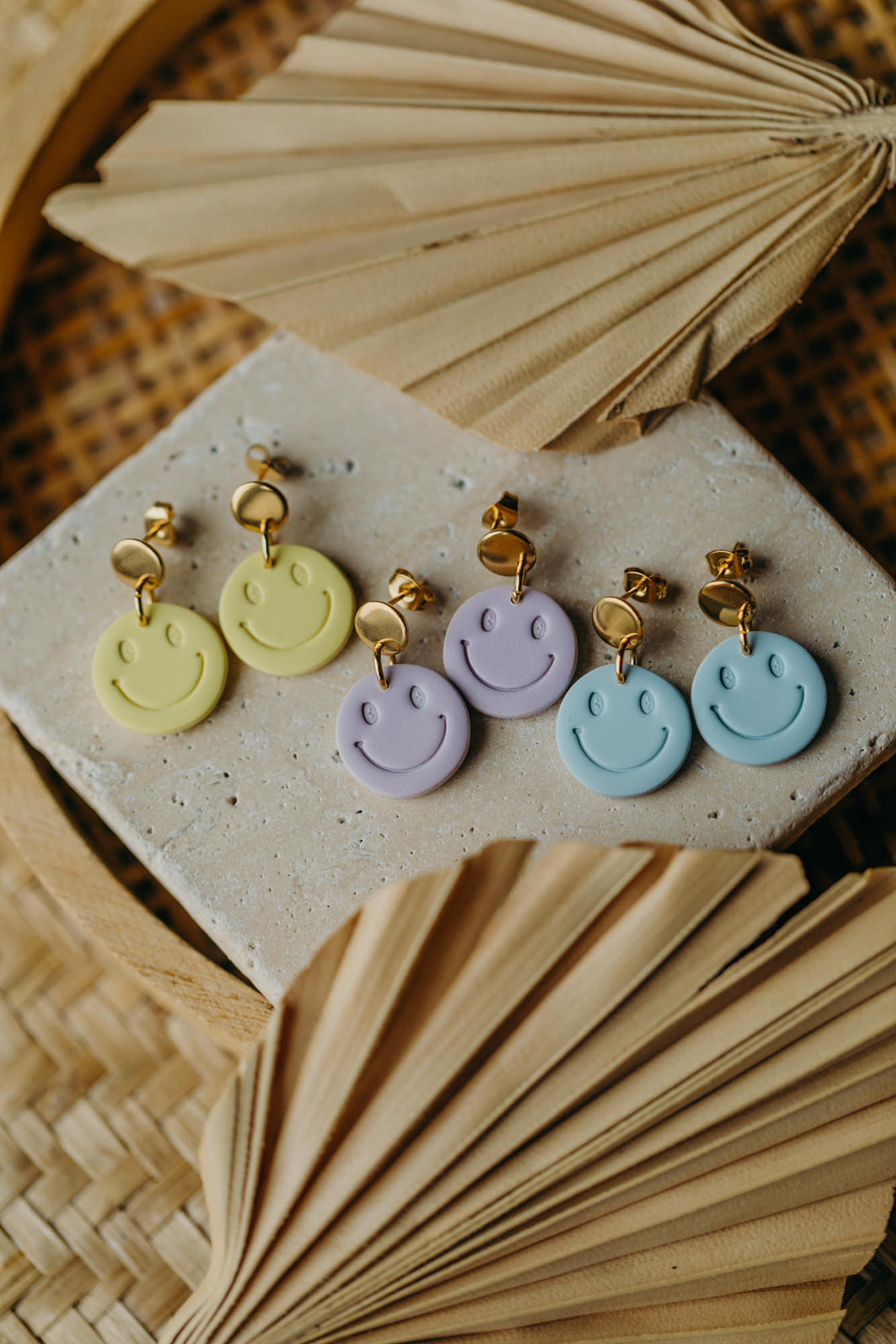 SMILEY Ohrringe aus Polymer Ton helles Pastell Lila