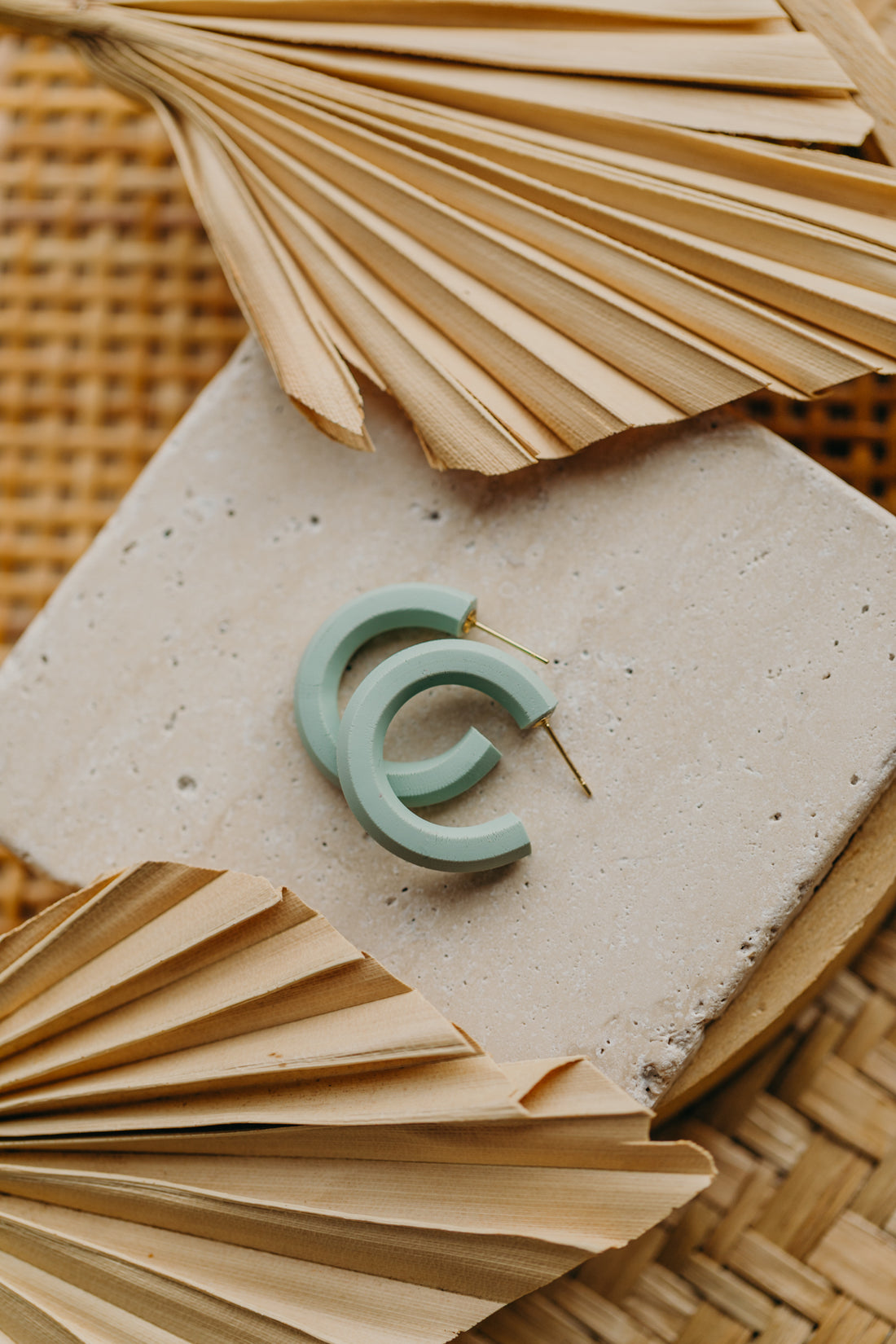 Creolen salbeigrün aus Polymer Ton -Ohrringe SORA