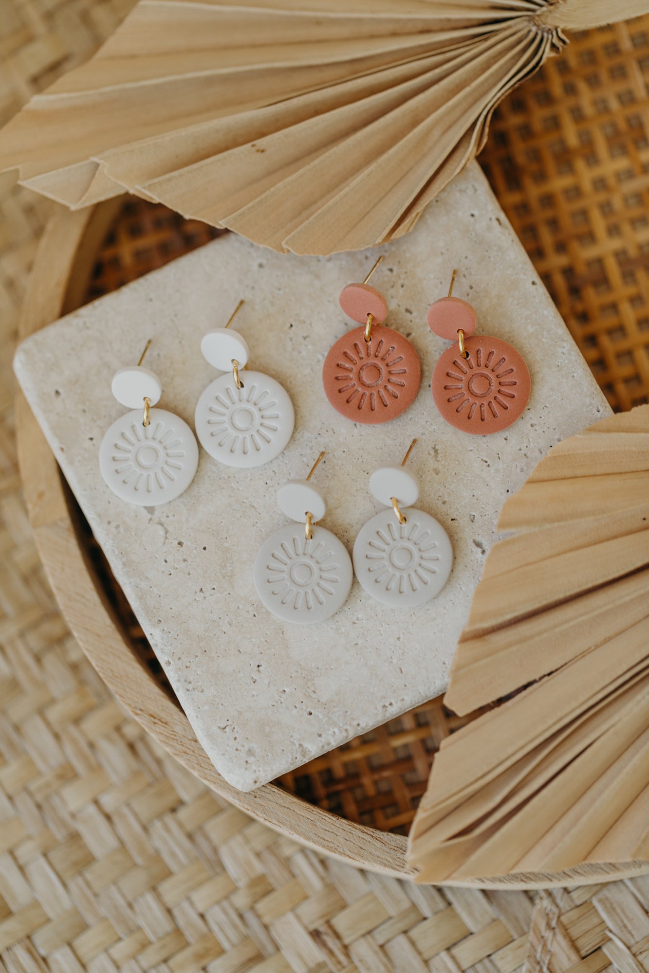 SURA - runde cremeweiße Ohrringe mit Muster