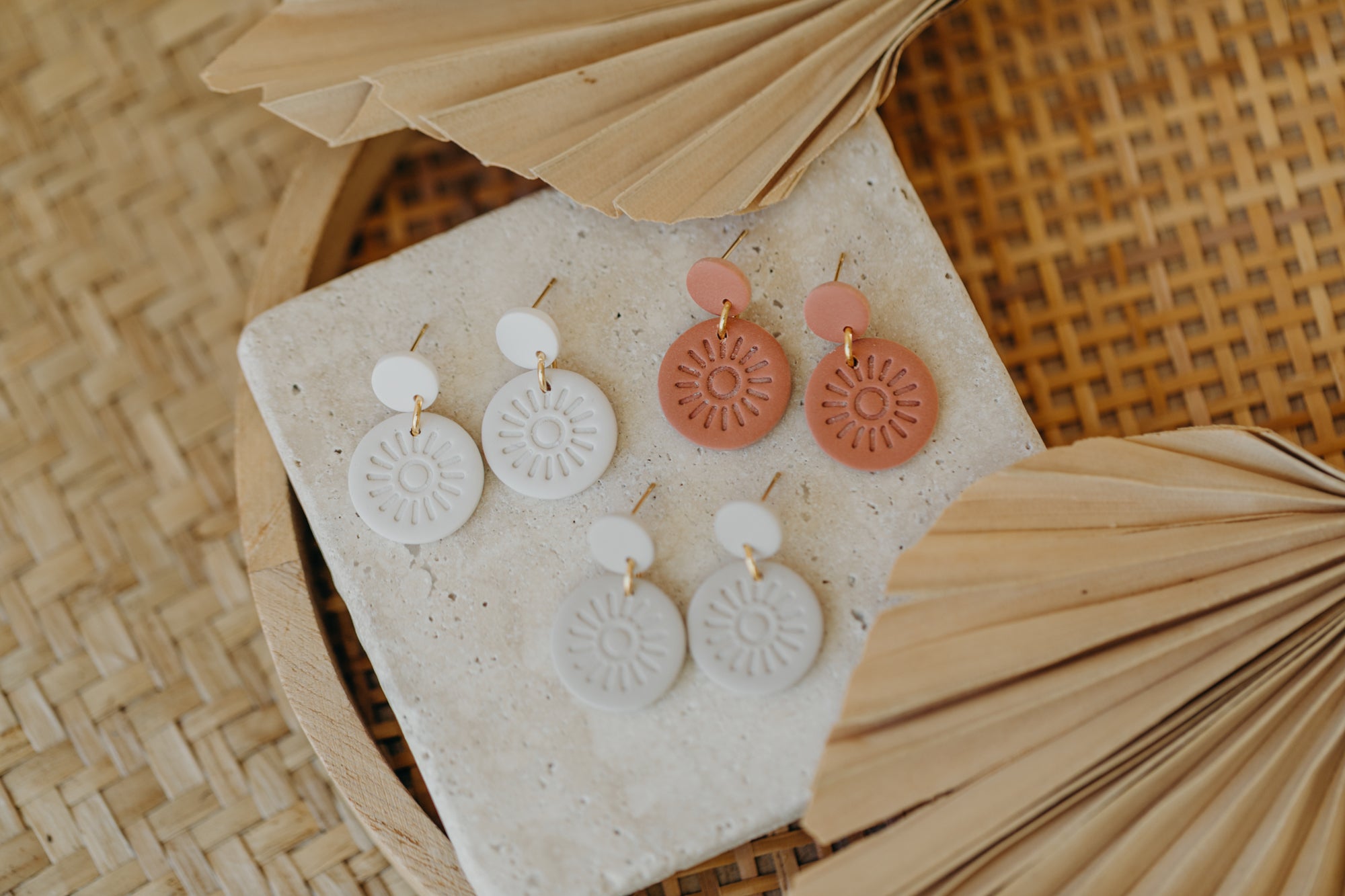 SURA - runde cremeweiße Ohrringe mit Muster