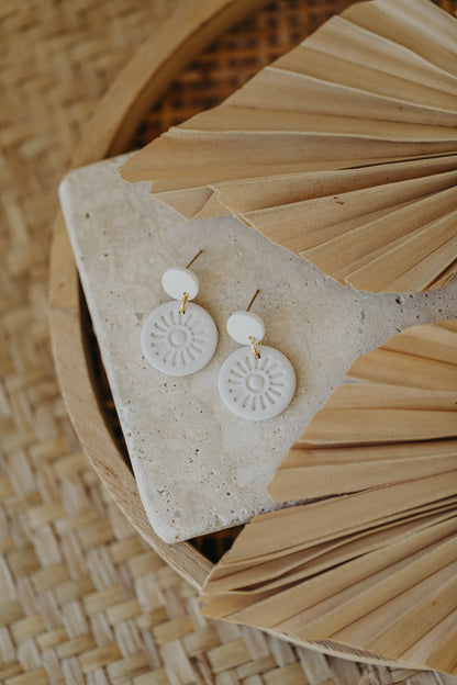 SURA - runde cremeweiße Ohrringe mit Muster