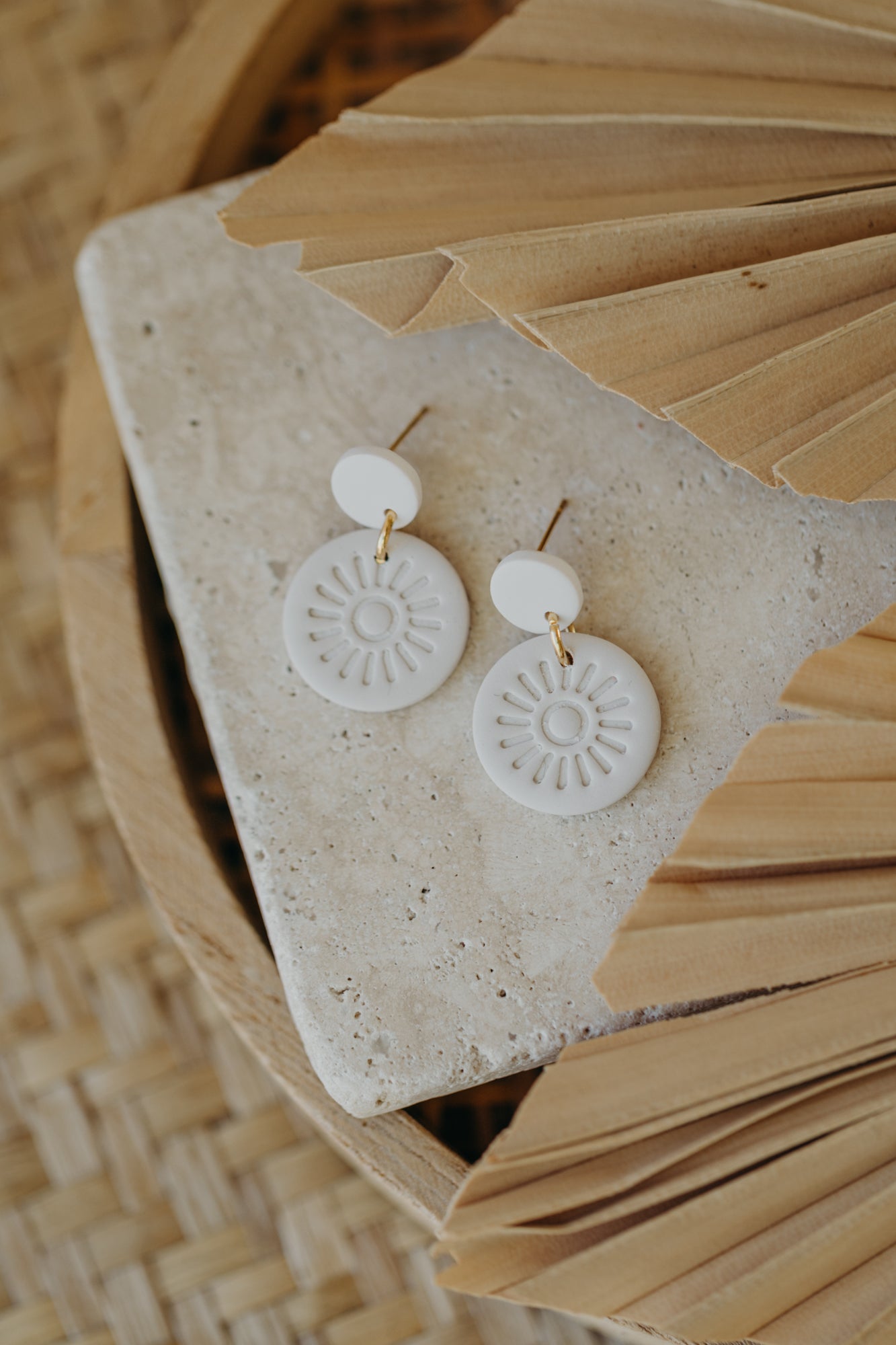 SURA - runde cremeweiße Ohrringe mit Muster