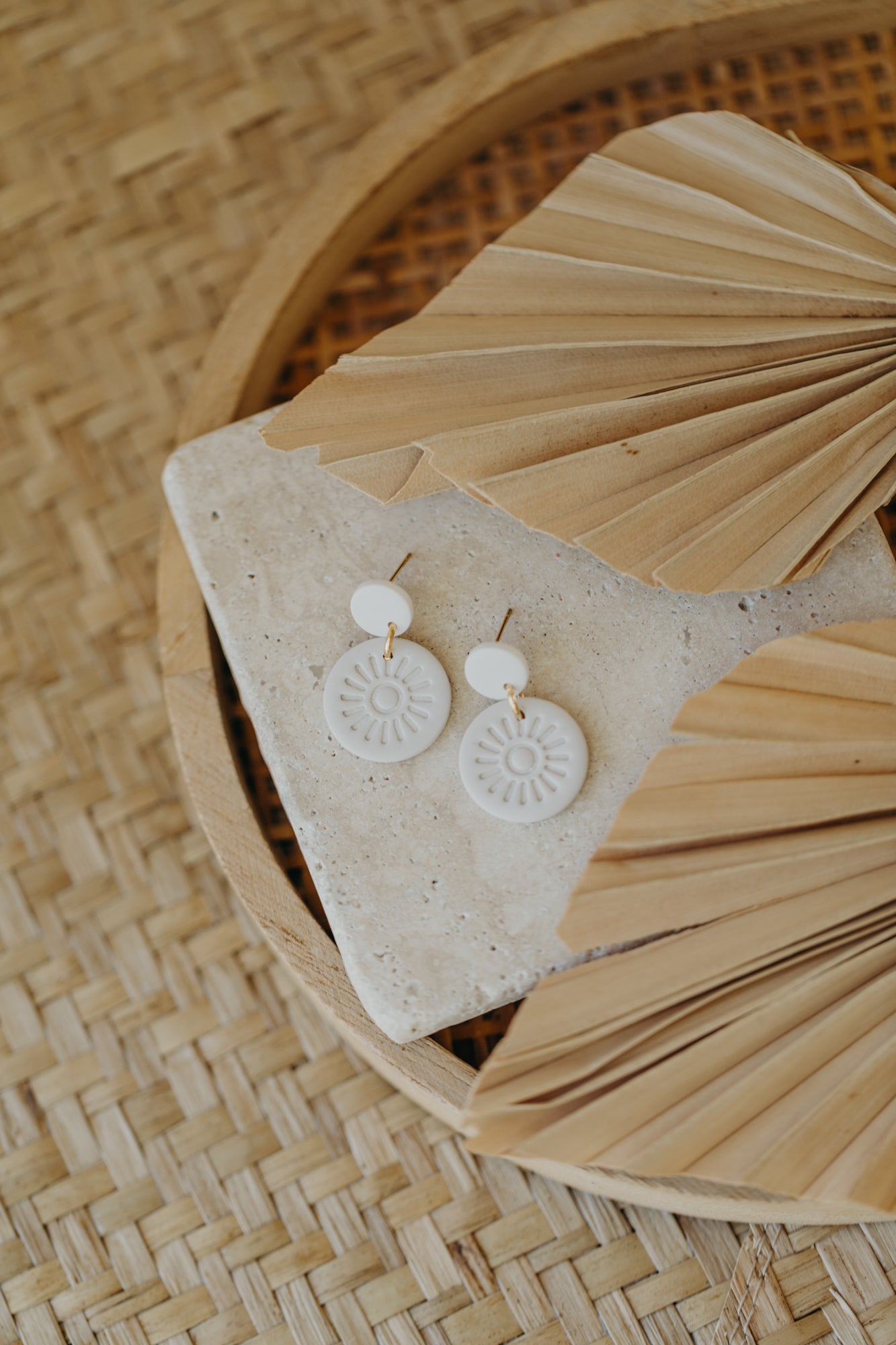 SURA - runde cremeweiße Ohrringe mit Muster