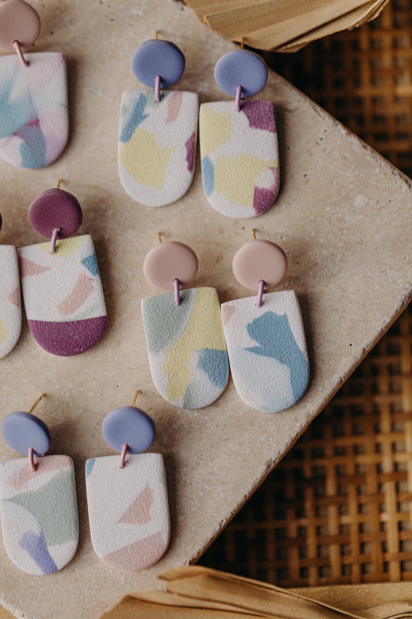 SURI - mehrfarbige Bogen Ohrringe aus Polymer Ton