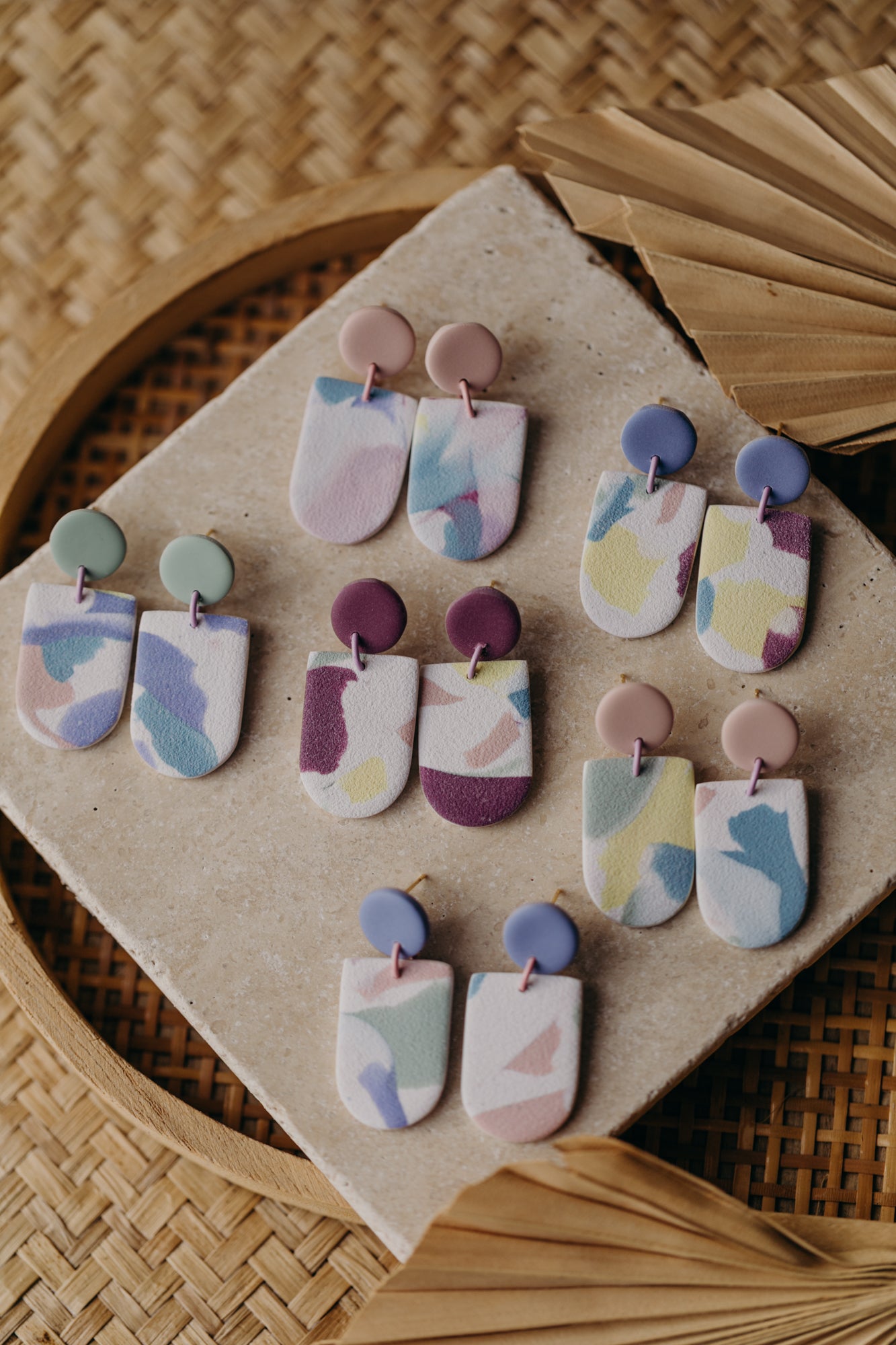 SURI - mehrfarbige Bogen Ohrringe aus Polymer Ton