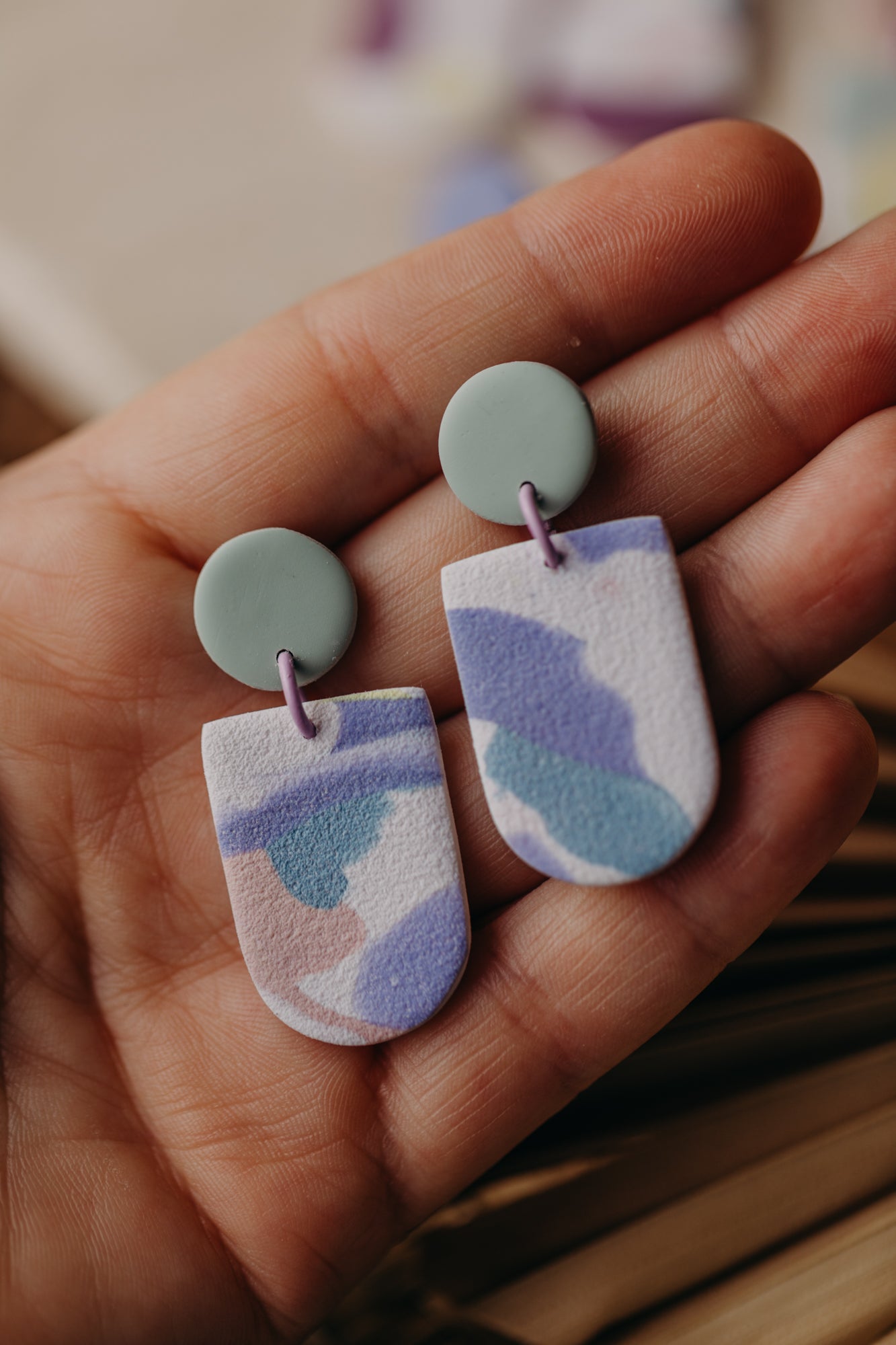 SURI - mehrfarbige Bogen Ohrringe aus Polymer Ton