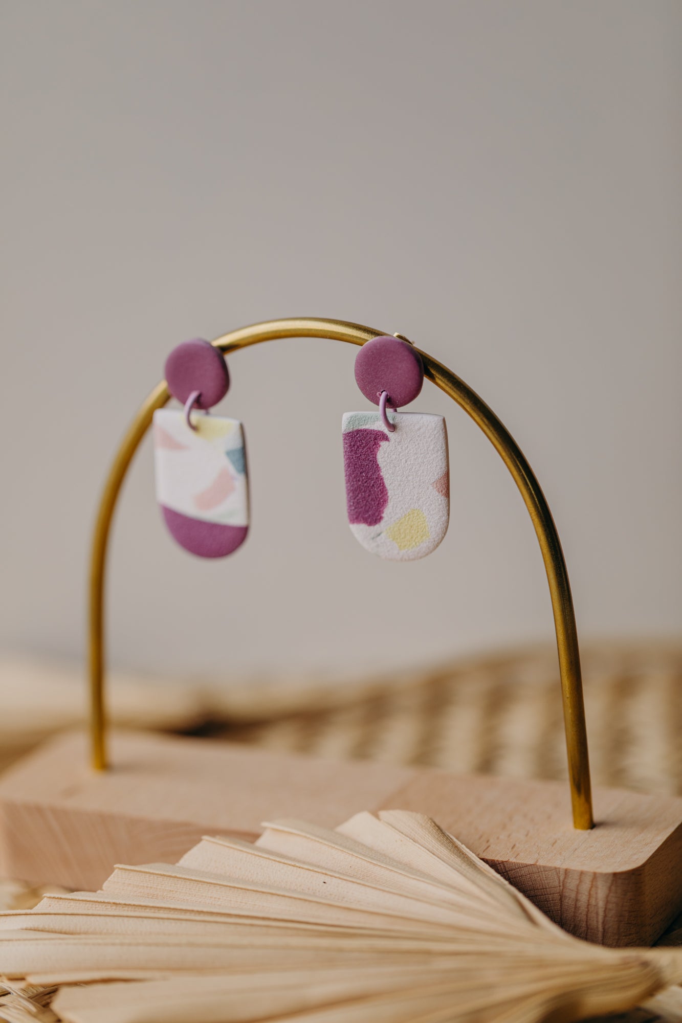 SURI - mehrfarbige Bogen Ohrringe aus Polymer Ton