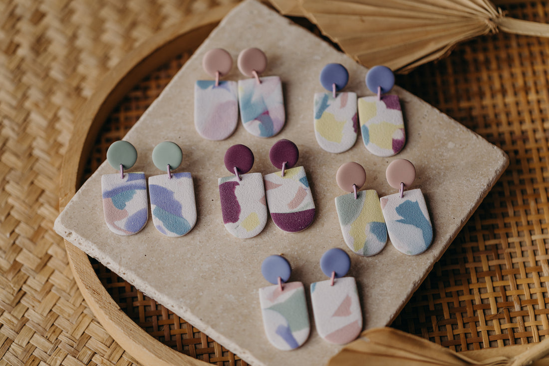 SURI - mehrfarbige Bogen Ohrringe aus Polymer Ton