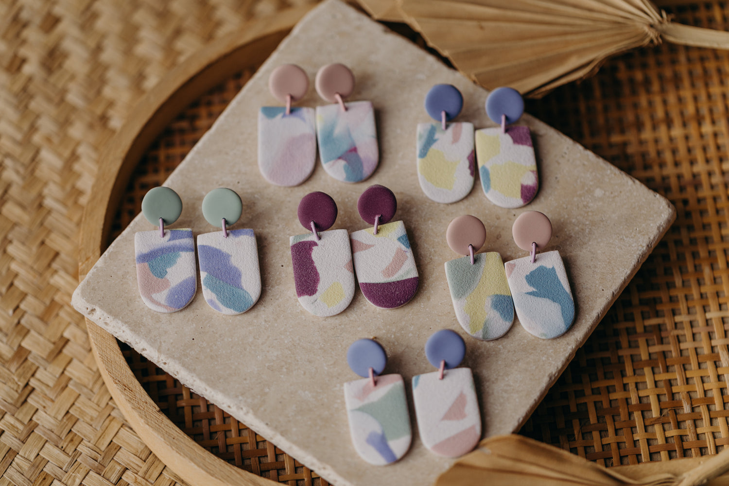 SURI - mehrfarbige Bogen Ohrringe aus Polymer Ton