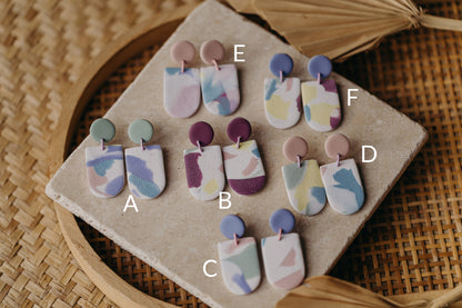 SURI - mehrfarbige Bogen Ohrringe aus Polymer Ton