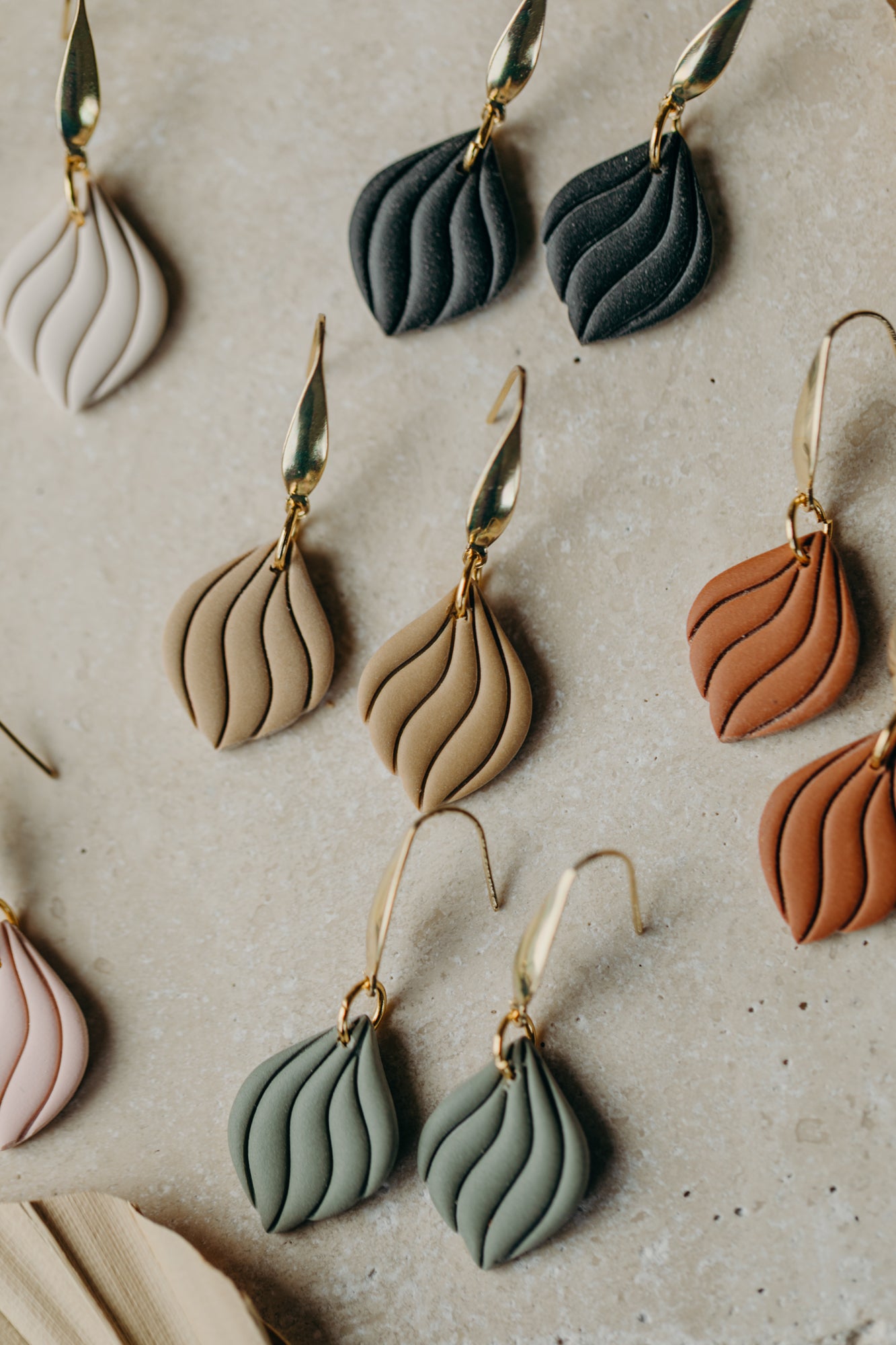 SUSAN - Curved sand-colored polymer clay earrings