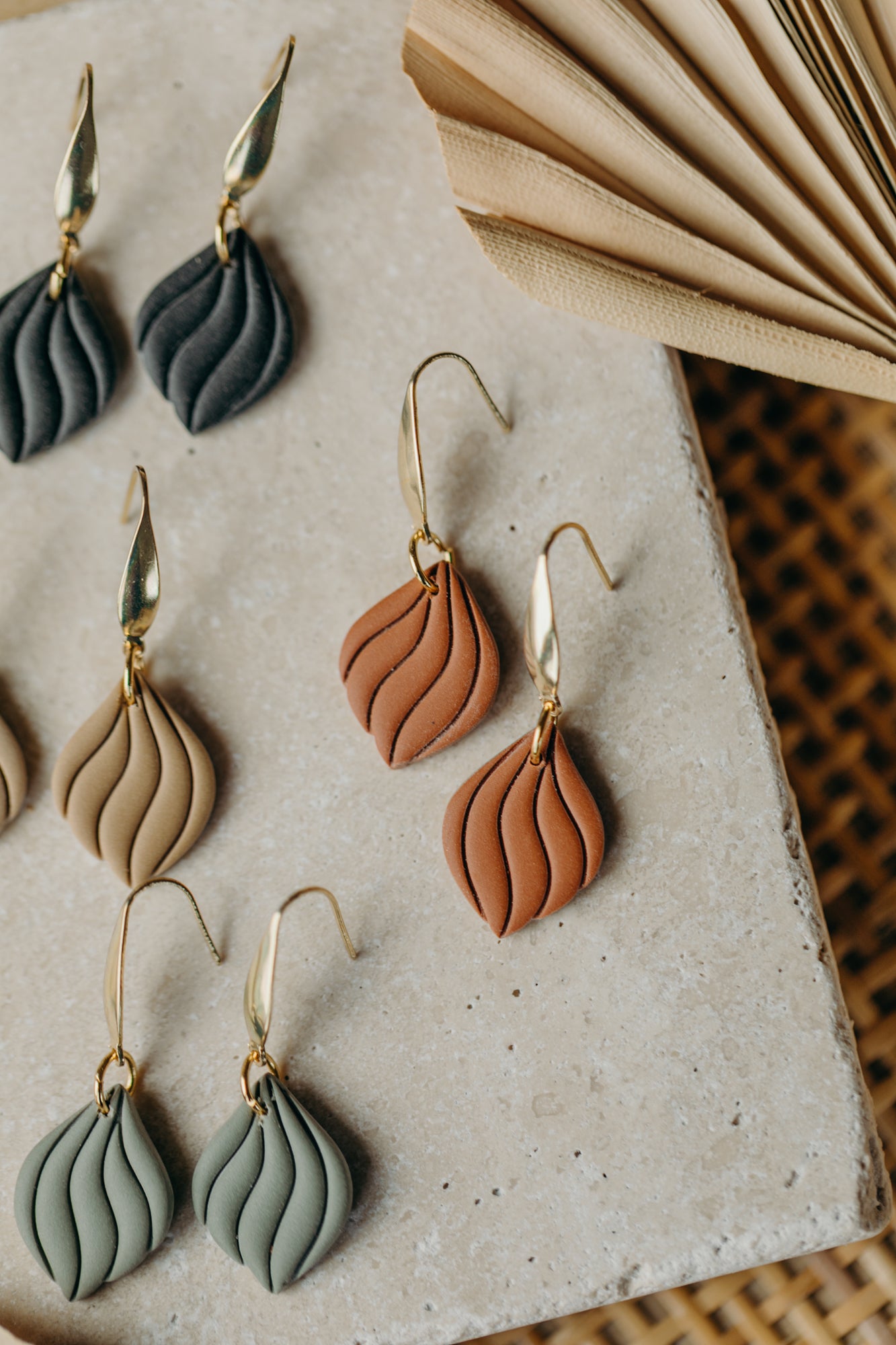 SUSAN - Curved cinnamon-colored polymer clay earrings
