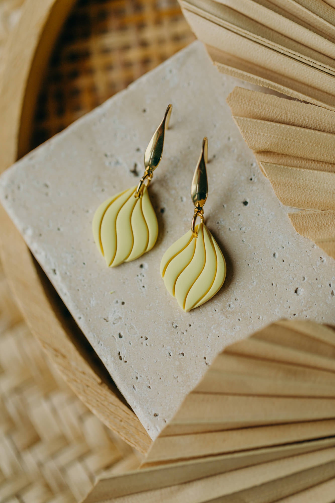 SUSAN - geschwungene Polymer Ton Ohrringe Pastell Gelb