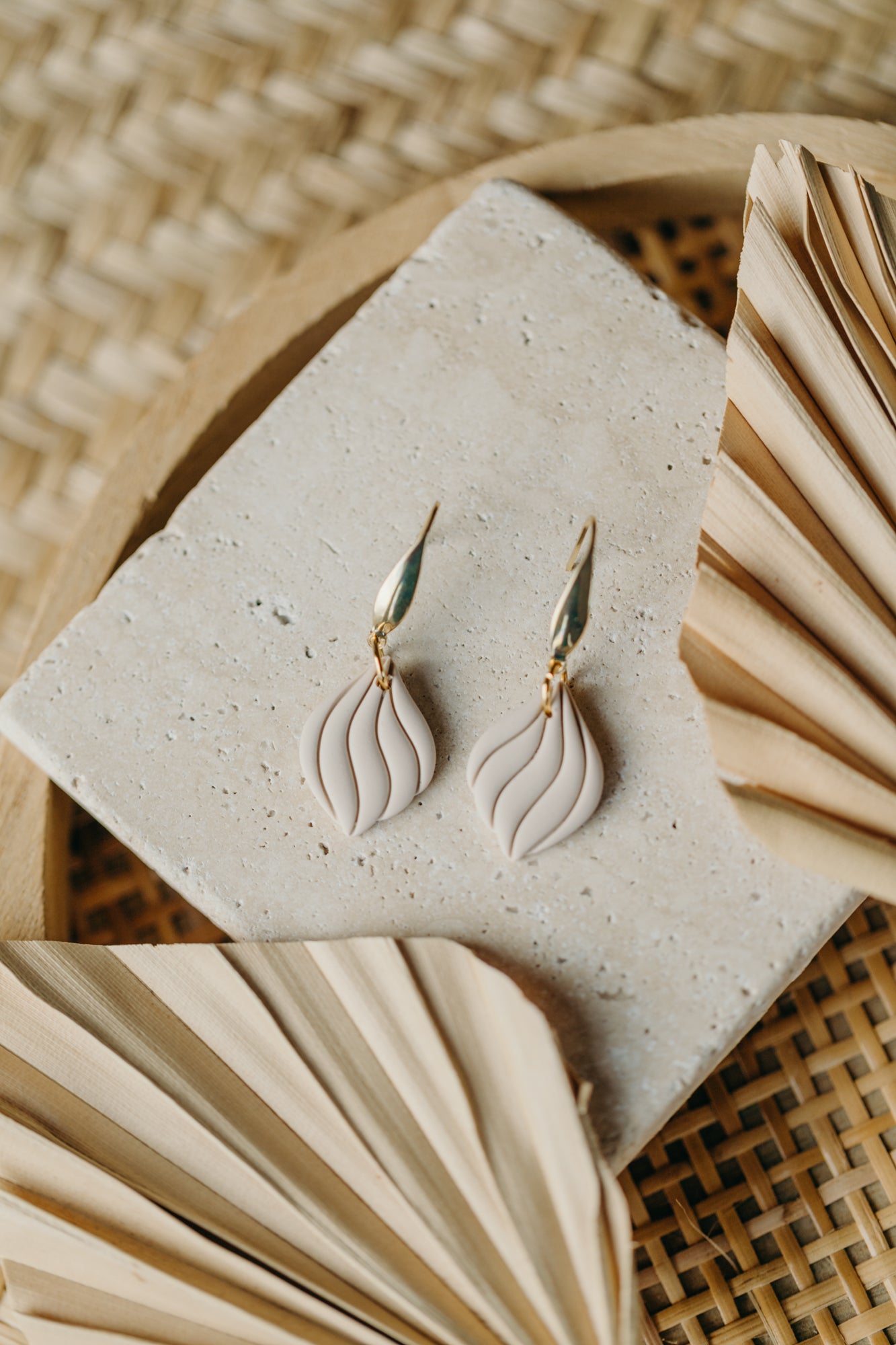 SUSAN - Curved vanilla-colored polymer clay earrings