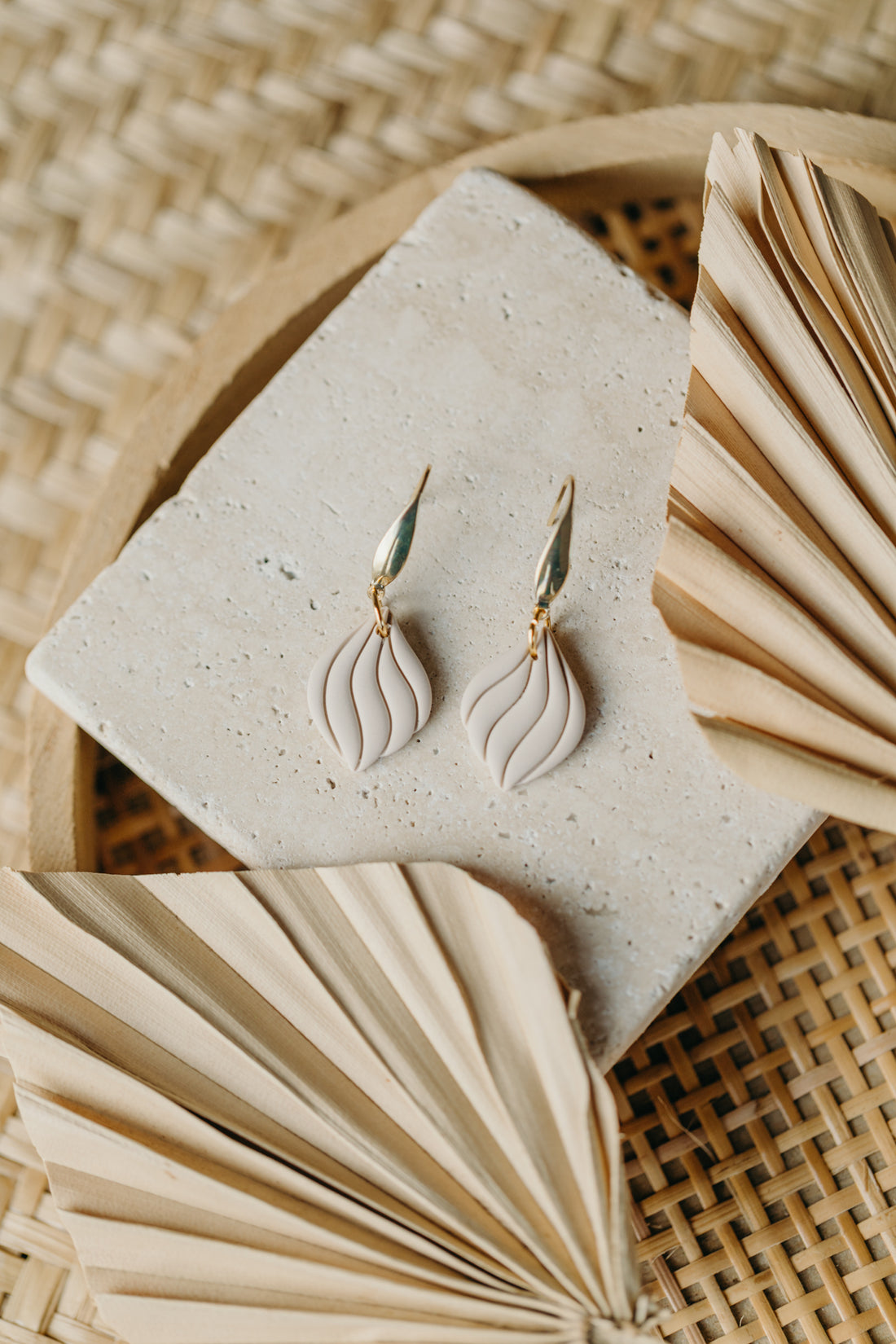 SUSAN - Curved vanilla-colored polymer clay earrings