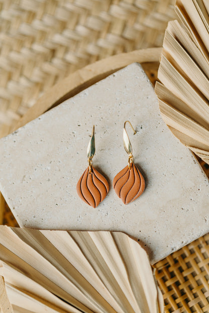SUSAN - Curved cinnamon-colored polymer clay earrings
