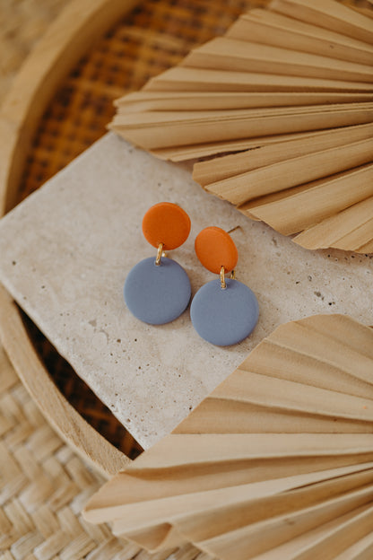 SUSI - zweifarbige bunte Ohrringe aus Polymer Ton - Orange/Distelblau