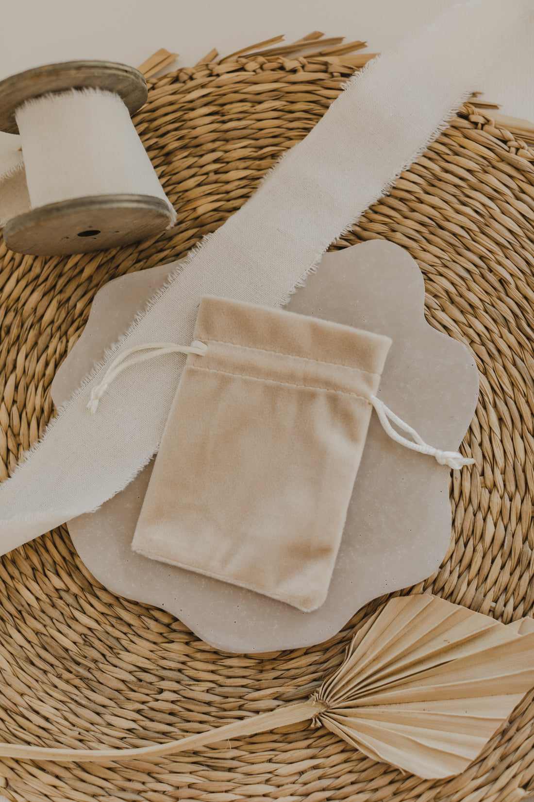 beiger Schmuckbeutel aus Samt