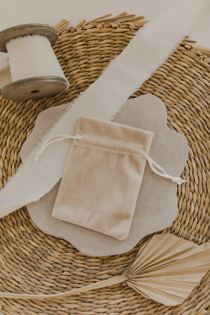 beiger Schmuckbeutel aus Samt