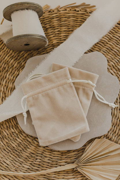 beiger Schmuckbeutel aus Samt