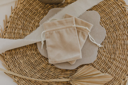 beiger Schmuckbeutel aus Samt