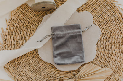 grauer Schmuckbeutel aus Samt