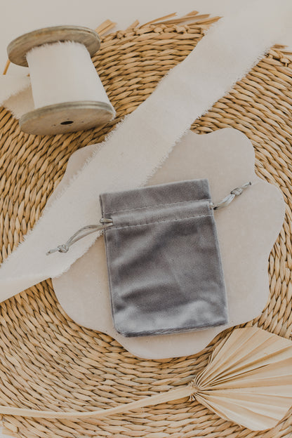 grauer Schmuckbeutel aus Samt