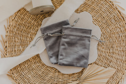 grauer Schmuckbeutel aus Samt