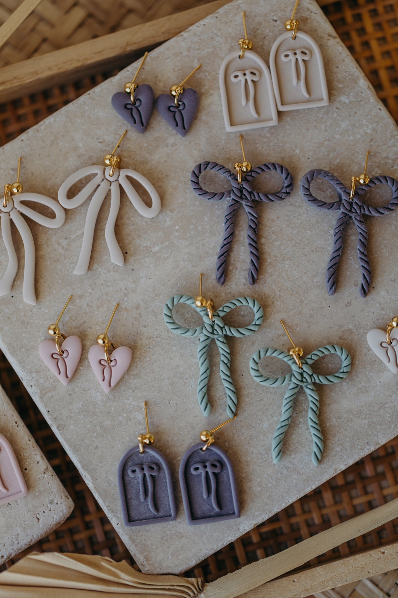 SELENE - Schleifen Ohrringe in Bogenform in Lavendel