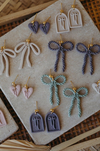 SELENE - Schleifen Ohrringe in Bogenform in Lavendel