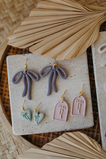 SELENE - Schleifen Ohrringe in Bogenform in rosa