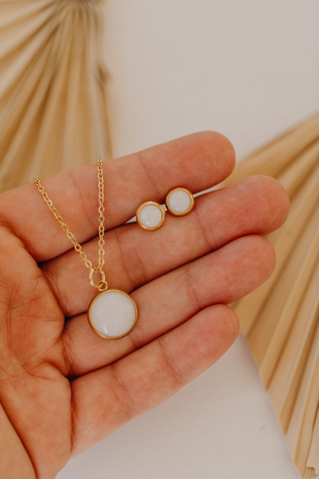 Schmuckset weiße Jade gold: 6 mm Ohrstecker &amp; 12 mm Halskette