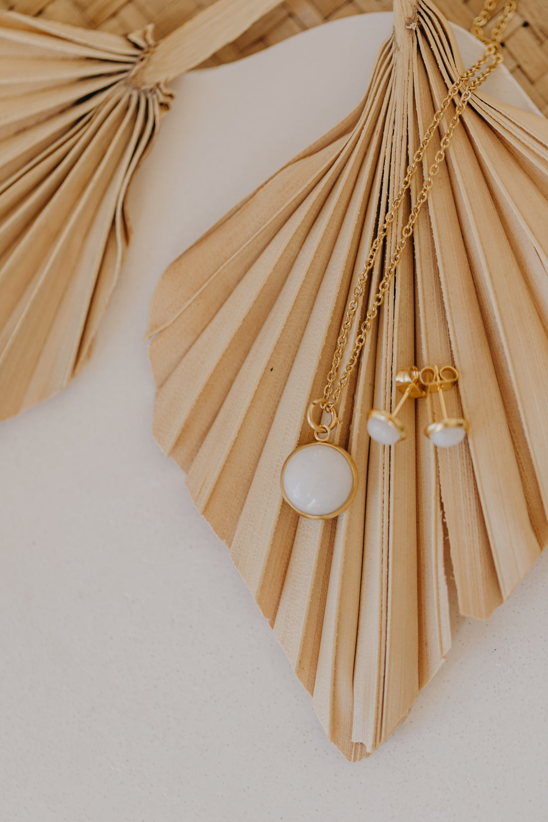 Schmuckset weiße Jade gold: 6 mm Ohrstecker &amp; 12 mm Halskette