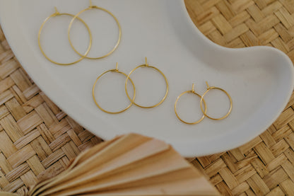 Goldene Creolen aus Edelstahl in verschiedenen Größen (2 Stück)