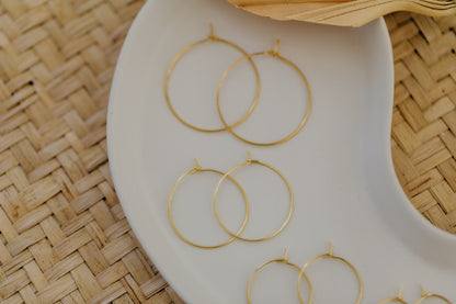 Goldene Creolen aus Edelstahl in verschiedenen Größen (2 Stück)