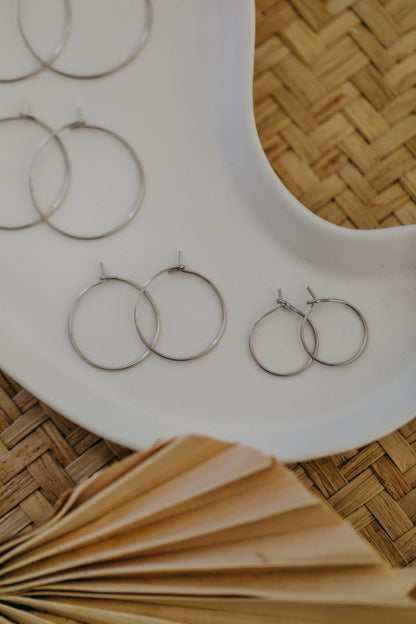 Silberne Creolen aus Edelstahl in verschiedenen Größen (2 Stück)