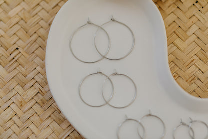 Silberne Creolen aus Edelstahl in verschiedenen Größen (2 Stück)