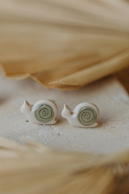 FINA - kleine Schnecken Ohrstecker aus Polymer Ton