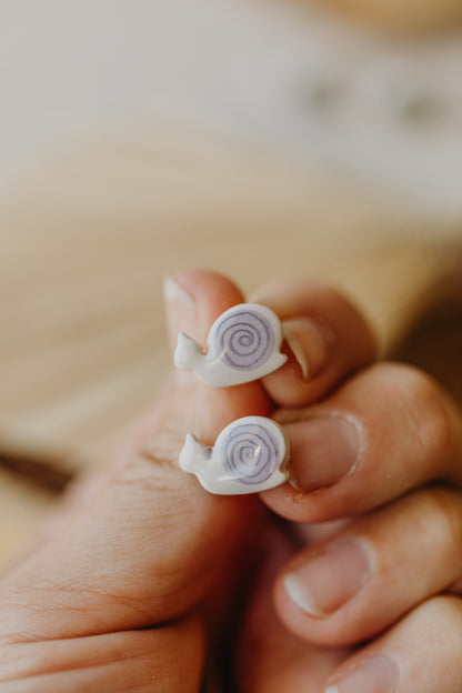 FINA - kleine Schnecken Ohrstecker aus Polymer Ton