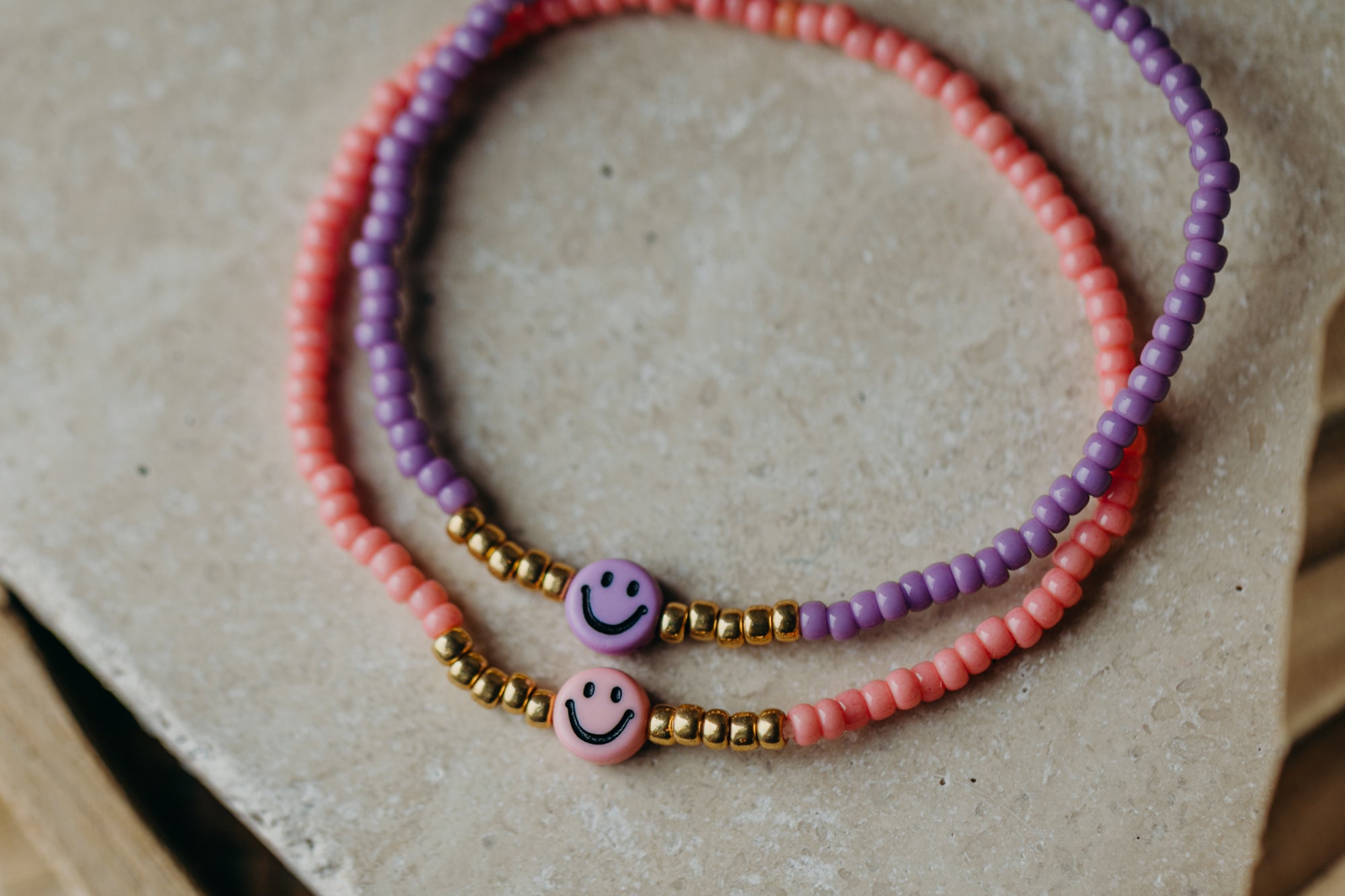 Lila Smiley Armband