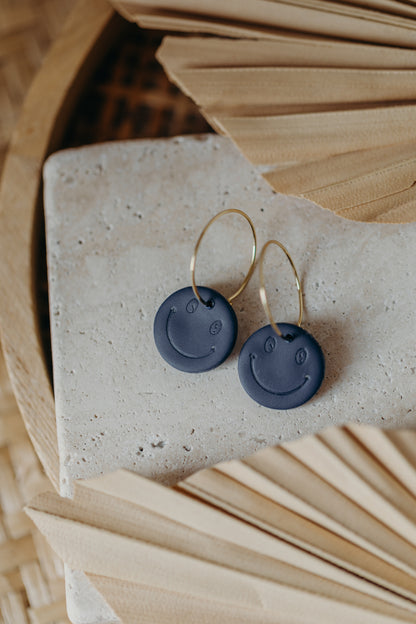 dunkelblaue Smiley Creolen aus Polymer Ton