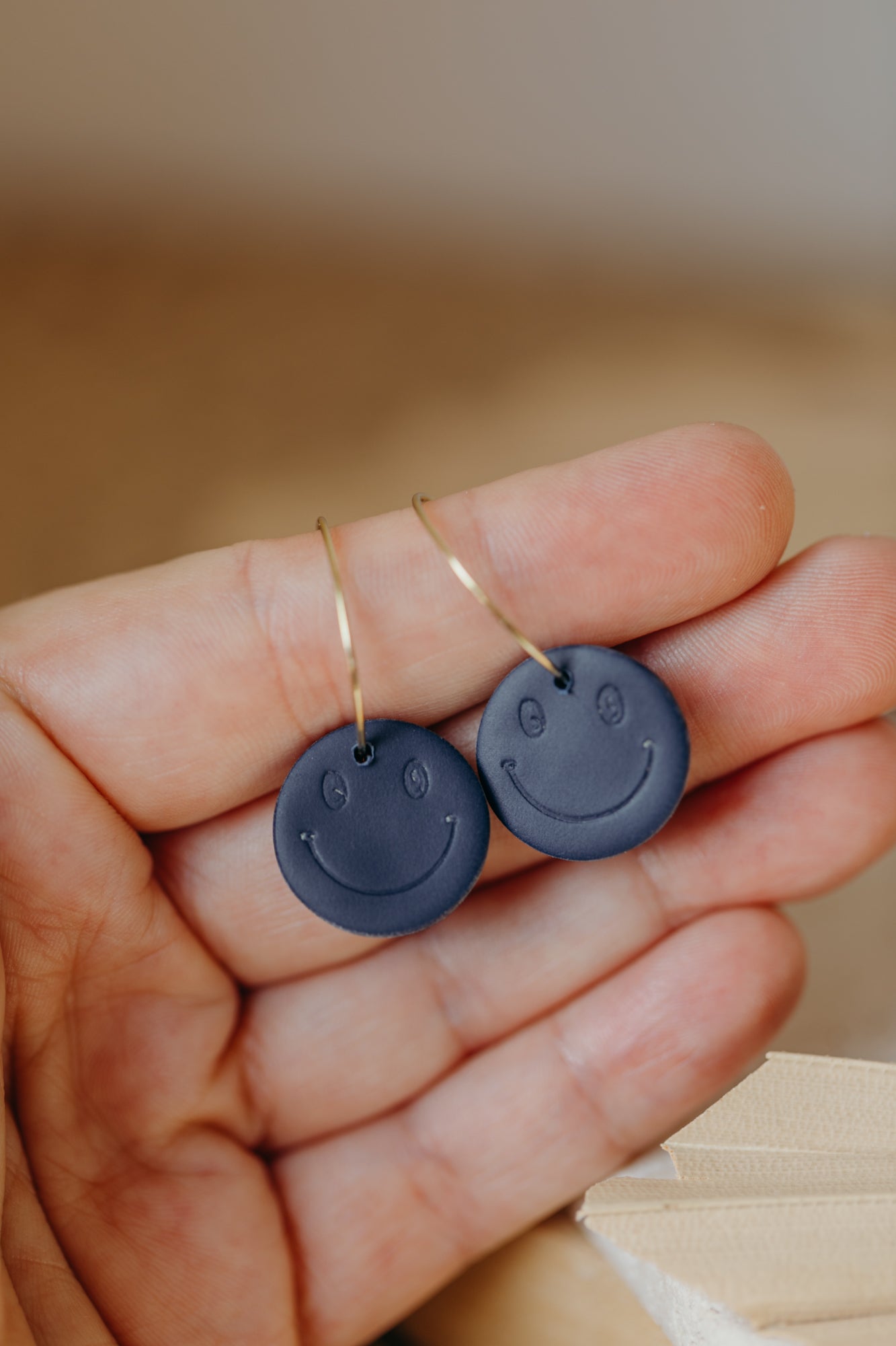 dunkelblaue Smiley Creolen aus Polymer Ton