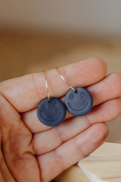 dunkelblaue Smiley Creolen aus Polymer Ton